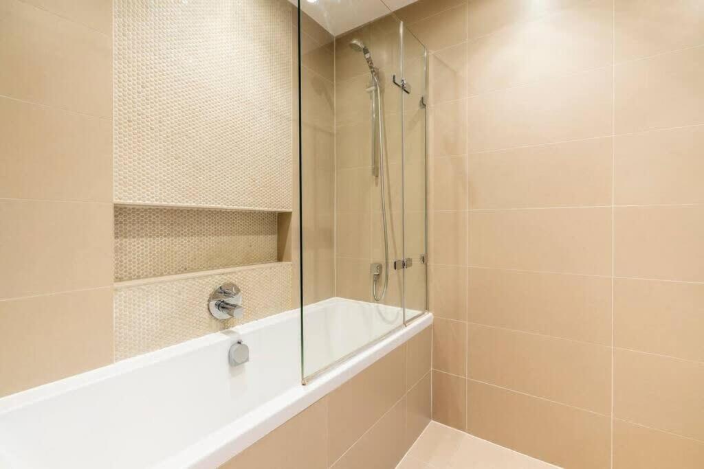 1 Bedroom Penthouse Flat In East Londra Exterior foto