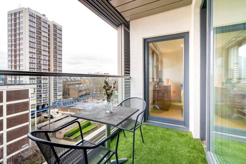 1 Bedroom Penthouse Flat In East Londra Exterior foto